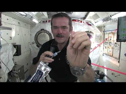 نحوه شستن دست های خود را در فضا | ISS فرمانده ویدئویی