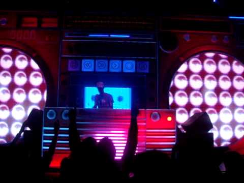 TIGA را بیمار پروکسی دوباره به نواز دعوت با راد Boombox زنده در کنترل در لا