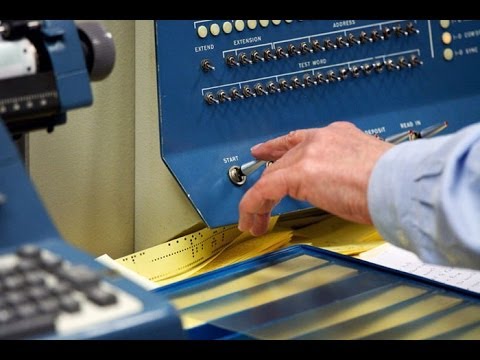 بیل گیتس و کامپیوتر PDP1 در 'کامپیوتر تاریخچه موزه"