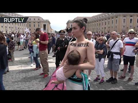 تاکتیک های جدید? FEMEN فعال دارای نوزاد، تلاش پلیس به ترک آنها را به تنهایی